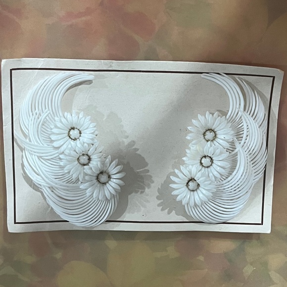 Vintage White Feather and Daisy Soft Plastic Statement Fan Earrings - Picture 5 of 5